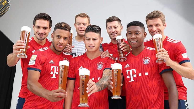 Zünftig in Lederhosen und Janker - die Bayern-Spieler beim traditionellen Wiesn-Shooting.