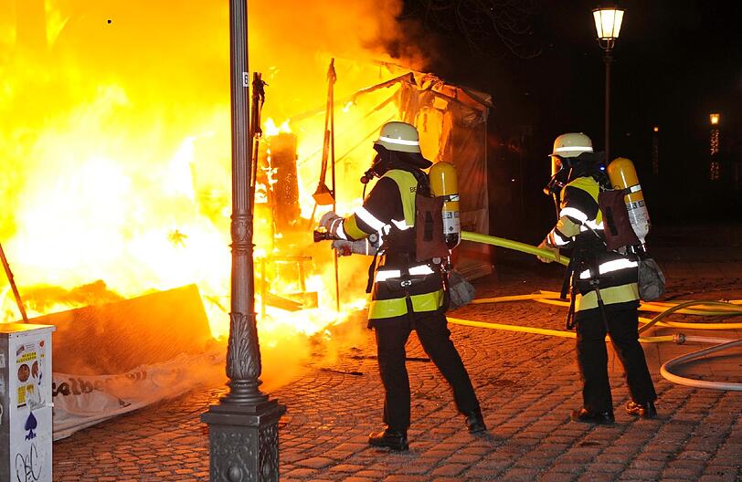 Feuerwehrmänner löschen einen Brand in München. (Symbolbild)