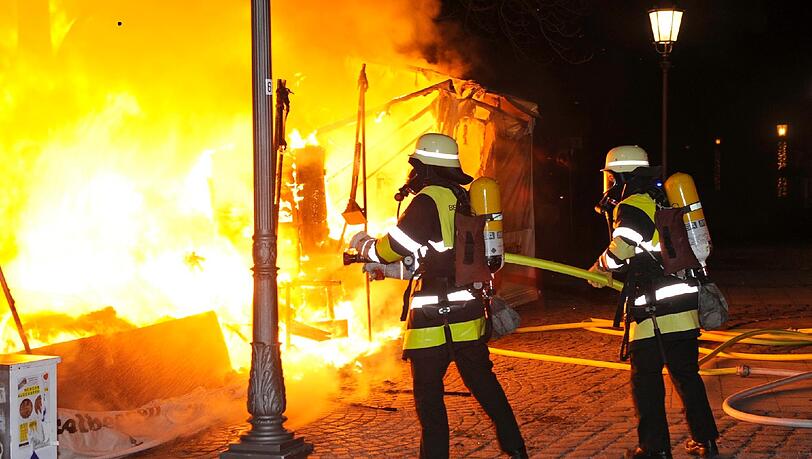 Feuerwehrmänner löschen einen Brand in München. (Symbolbild) Feuerwehrmänner löschen einen Brand in München. (Symbolbild)