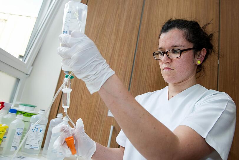 Infusionen vorbereiten und legen: Die ehmalige Jura-Studentin Sandra Schmidt lernt den Beruf der Krankenschwester.