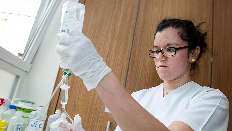 Infusionen vorbereiten und legen: Die ehmalige Jura-Studentin Sandra Schmidt lernt den Beruf der Krankenschwester. Infusionen vorbereiten und legen: Die ehmalige Jura-Studentin Sandra Schmidt lernt den Beruf der Krankenschwester.