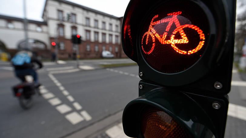 Dem Auto-Club zufolge fahren pro Tag 25.000 Radler in München über eine rote Ampel.