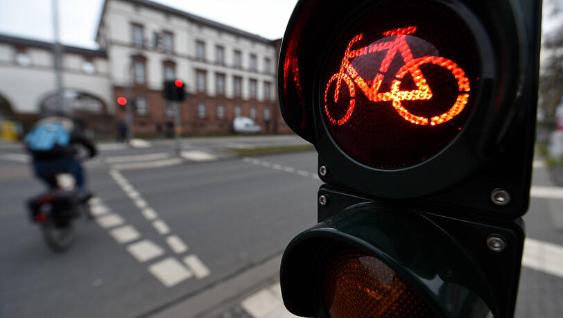 Dem Auto-Club zufolge fahren pro Tag 25.000 Radler in München über eine rote Ampel. Dem Auto-Club zufolge fahren pro Tag 25.000 Radler in München über eine rote Ampel.