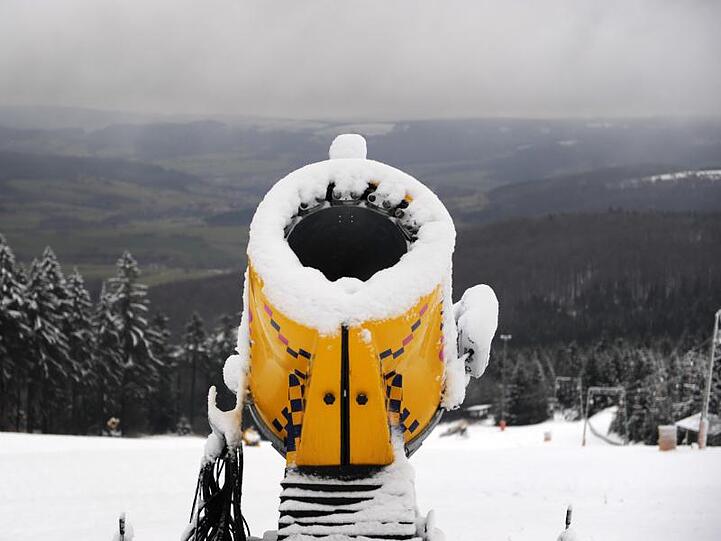 Schnee liegt auf einer Schneekanone auf der Wasserkuppe. Foto: Uwe Zucchi/Archiv