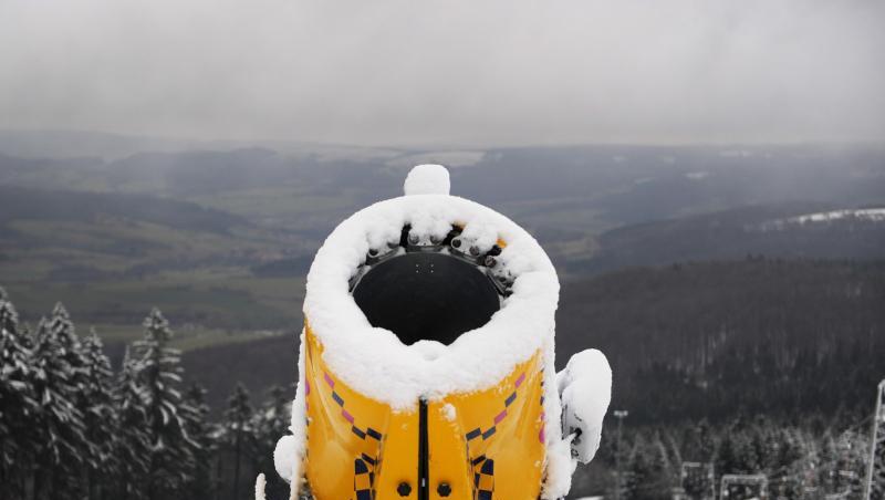 Schnee liegt auf einer Schneekanone auf der Wasserkuppe. Foto: Uwe Zucchi/Archiv Schnee liegt auf einer Schneekanone auf der Wasserkuppe. Foto: Uwe Zucchi/Archiv