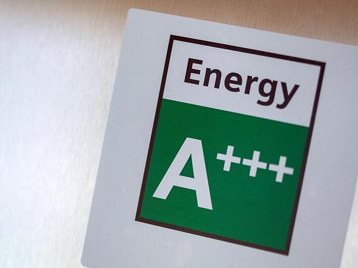 Energieeffizienz bedeutet, dass derselbe Nutzen mit weniger Ausgangsenergie erreicht wird. Ein Weg sind sparsame Geräte und eine bessere Dämmung von Gebäuden.