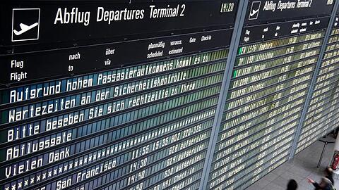Die Anzeigetafel am Flughafen München. Foto: Sina Schuldt/Archivbild