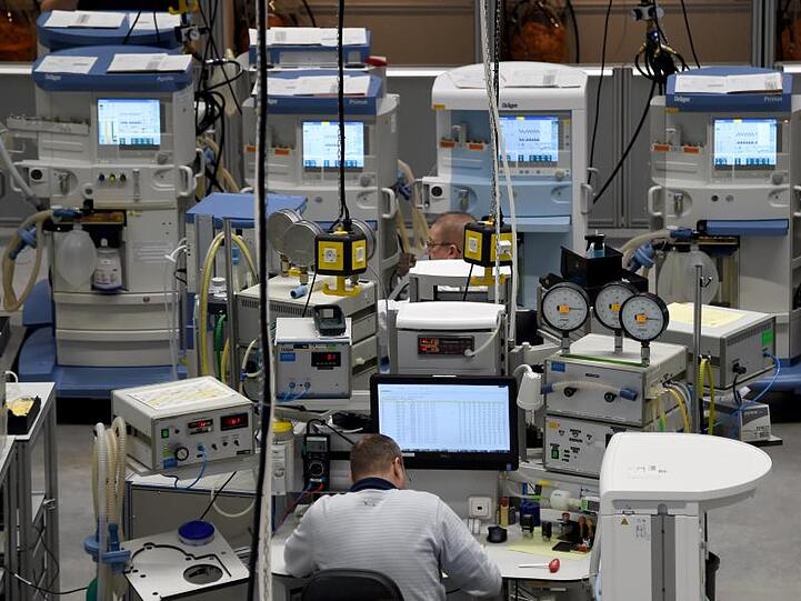 Blick in eine Produktionshalle der "Zukunftsfabrik" der Drägerwerk AG.