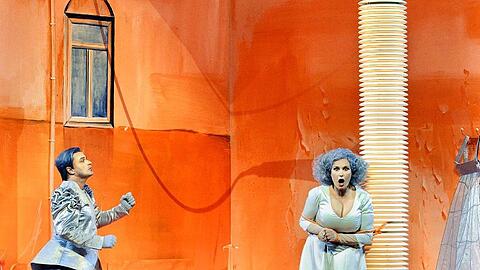 Klaus Florian Vogt und Camilla Nylund stehen in einer Probe zur Oper "Lohengrin" auf der Bühne. Foto: Enrico Nawrath/Festspiele Bayreuth