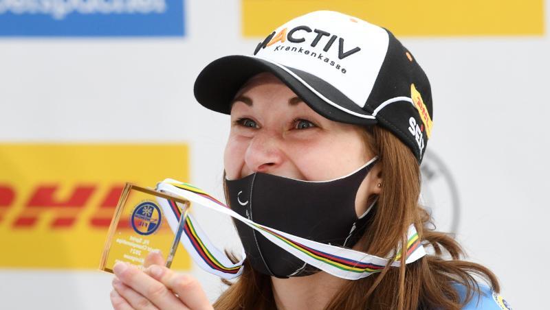 Rennrodlerin Julia Taubitz zeigt stolz ihre WM-Medaille.