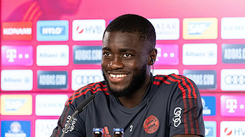 Guter Dinge: Bayern-Neuzugang Dayot Upamecano am Dienstag bei seiner offiziellen Vorstellung.