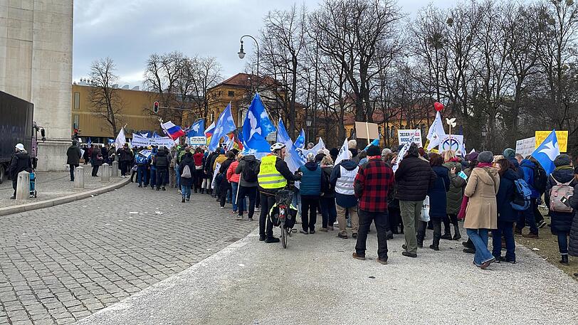 Am Königsplatz war Geduld gefragt: Am Ende der Kundgebung brachen rund 10.000 Menschen auf die von der Polizei kurzfristig verkürzte Route durchs Uni-Viertel auf - 5.000 Teilnehmer waren angemeldet gewesen.