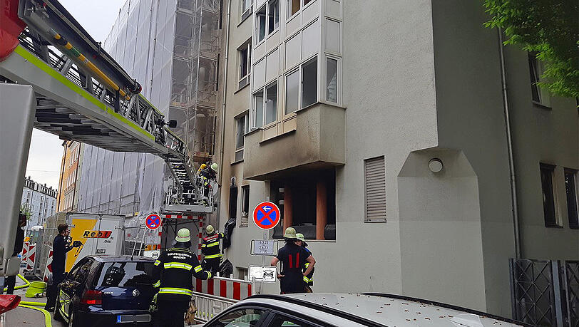 Die Feuerwehr am Einsatzort in der Tulbeckstraße. Die Feuerwehr am Einsatzort in der Tulbeckstraße.