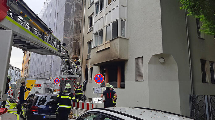 Die Feuerwehr am Einsatzort in der Tulbeckstraße.