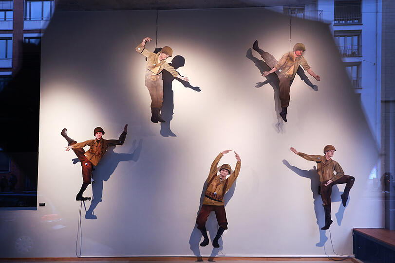 Soldatisches Work-out - im "Amuseum of Contemporary Art".