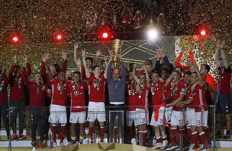 PEP GUARDIOLA (01.07.2013 - 30.06.2016, 1.096 Tage)

National räumte Guardiola alles ab, stellte teilweise Rekorde für die Ewigkeit auf und gewann in drei Saisons zweimal das Double. In der Champions League war jedoch dreimal im Halbfinale Schluss, gegen Real Madrid (0:1, 0:4), Guardiolas Ex-Klub FC Barcelona (0:3, 3:2) sowie Atlético Madrid (0:1, 2:1). Dennoch wollten die Bayern-Bosse zwingend verlängern. Der Katalane hatte jedoch andere Pläne und zog zu seinem heutigen Klub Manchester City weiter. Bei den Münchnern drehte sich das Trainerkarussell weiter – und ab hier schneller als zuvor.