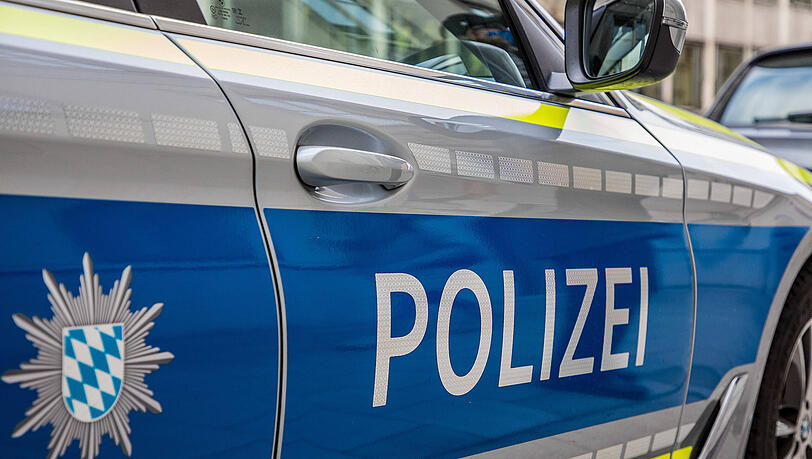 Handy und Geldbeutel weg. Der Trickdieb lenkte sein Opfer mit einer Zeitung ab.