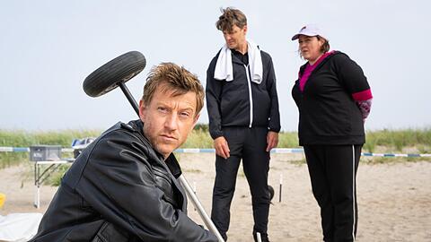 "Friesland: Geisterstunde": Polizist Henk Cassens (Maxim Mehmet, v.) untersucht einen Fundort am Strand.