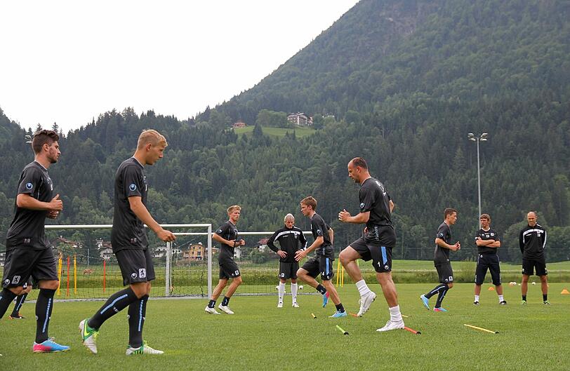 Erste Trainingseinheit der Löwen auf dem Sportplatz von Wörgl.