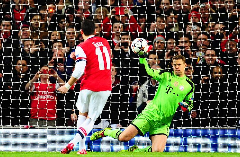 Mesut Özil scheitert mit seinem Elfmeter an Bayerns Torhüter Manuel Neuer.