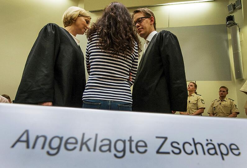 Die Angeklagte Beate Zschäpe (m.) heute vor dem Oberlandesgericht in München zwischen ihren Anwälten Anja Sturm (l.) und Wolfgang Heer (r).
