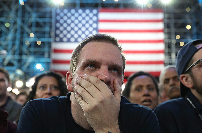 Schock vor dem Bildschirm: Fassungslosigkeit bei den Anhängern von Hillary Clinton.
