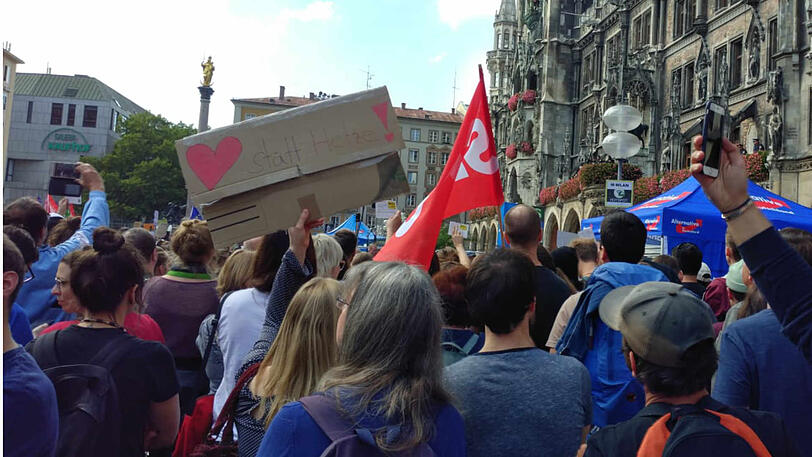 Gegendemonstranten am Münchner Marienplatz empfingen Beatrix von Storch mit Pfiffen.