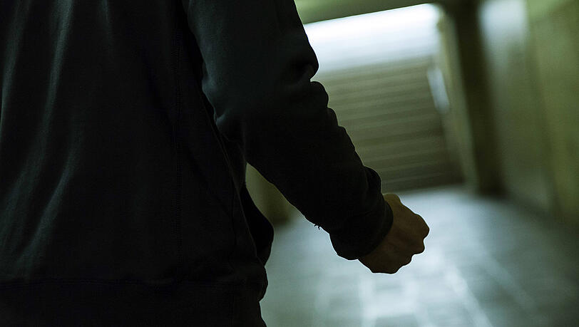 Nachdem er einen Restaurant-Mitarbeiter attackiert hatte, ging der 31-Jährige auch noch auf einen Polizisten los. (Symbolbild)