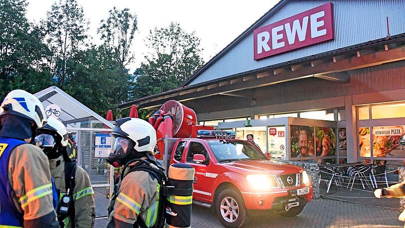 Der Brand kann schnell gelöscht werden: Nur die Kühltruhe hat Feuer gefangen.
