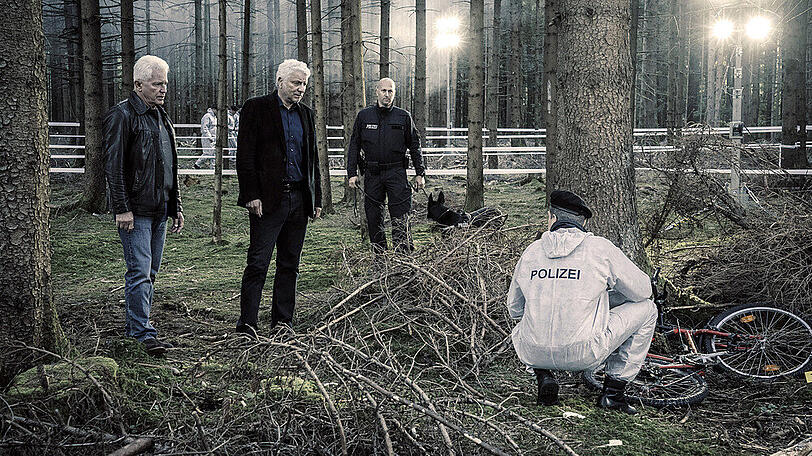 Ivo Batic (Miroslav Nemec, l.) und Franz Leitmayr (Udo Wachtveitl) betrachten den Fundort eines Fahrrads.