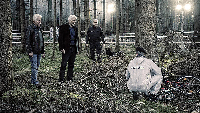 Ivo Batic (Miroslav Nemec, l.) und Franz Leitmayr (Udo Wachtveitl) betrachten den Fundort eines Fahrrads. Ivo Batic (Miroslav Nemec, l.) und Franz Leitmayr (Udo Wachtveitl) betrachten den Fundort eines Fahrrads.