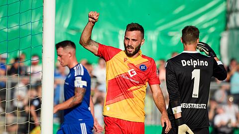 Der Karlsruher Fabian Schleusener erzielte in der ersten Halbzeit einen Hattrick.