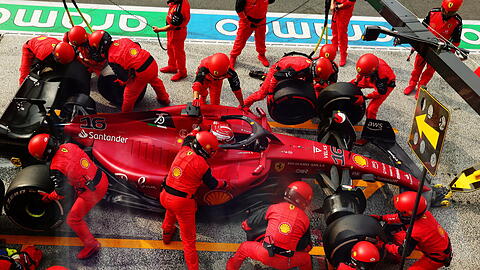 Es wird geschraubt, montiert, nachjustiert: Der Ferrari, der zu Saisonbeginn als schnellstes Auto im Feld galt, fährt inzwischen wieder nur hinter Red Bull her.