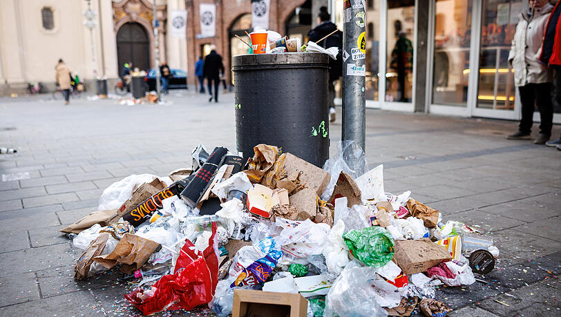 Überfüllte Mülleimer und reichlich Abfall drumherum waren am Aschermittwoch in der Münchner Innenstadt häufig zu sehen. Jetzt streikt die Müllabfuhr erneut. (Archiv)