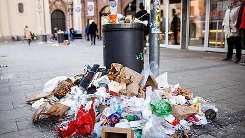 Überfüllte Mülleimer und reichlich Abfall drumherum waren am Aschermittwoch in der Münchner Innenstadt häufig zu sehen. Jetzt streikt die Müllabfuhr erneut. (Archiv)