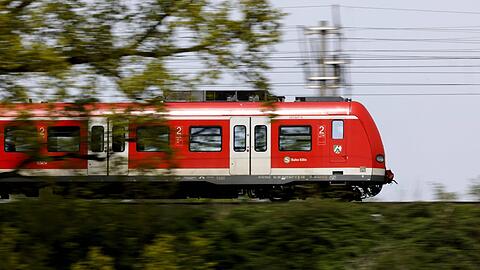 Symbolbild: Das Opfer konnte sich in eine Münchner S-Bahn retten.