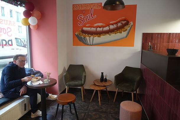 Die Currywurst an der Wand hat der Streetart-Künstler Loomit aufgesprüht.