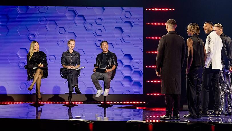 Heidi Klum (l.) holt sich für die erste Männer-Modenshow bei "Germany's next Topmodel" Supermodel Eva Herzigová (M.) und Karl-Lagerfeld-Kreativdirektor Hun Kim (r.) ins Boot.