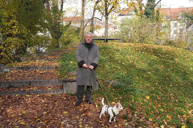 Tassilo Eichberger (59) hat sich im Rathaus über den Zustand der Grünanlage hinter der Glyptothek beschwert: „Entweder, die Stadt sorgt für Menschenwürde", findet er, "oder sie erlaubt das Campieren nicht, räumt auf und schafft eine Situation, in der sich Spaziergänger wieder sicher fühlen.“ Tassilo Eichberger (59) hat sich im Rathaus über den Zustand der Grünanlage hinter der Glyptothek beschwert: „Entweder, die Stadt sorgt für Menschenwürde", findet er, "oder sie erlaubt das Campieren nicht, räumt auf und schafft eine Situation, in der sich Spaziergänger wieder sicher fühlen.“
