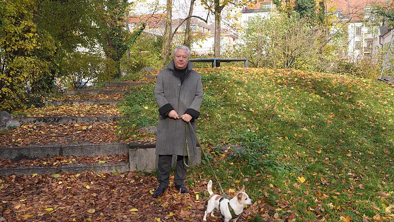 Tassilo Eichberger (59) hat sich im Rathaus über den Zustand der Grünanlage hinter der Glyptothek beschwert: „Entweder, die Stadt sorgt für Menschenwürde", findet er, "oder sie erlaubt das Campieren nicht, räumt auf und schafft eine Situation, in der sich Spaziergänger wieder sicher fühlen.“ Tassilo Eichberger (59) hat sich im Rathaus über den Zustand der Grünanlage hinter der Glyptothek beschwert: „Entweder, die Stadt sorgt für Menschenwürde", findet er, "oder sie erlaubt das Campieren nicht, räumt auf und schafft eine Situation, in der sich Spaziergänger wieder sicher fühlen.“