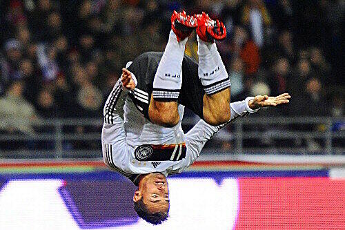 Der Tor-Salto: Klose nach seinem Treffer gegen Russland.