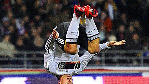 Der Tor-Salto: Klose nach seinem Treffer gegen Russland. Der Tor-Salto: Klose nach seinem Treffer gegen Russland.