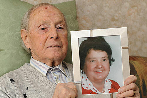 Josef Binder mit dem Foto seiner verstorbenen Frau.