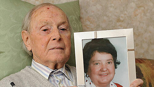 Josef Binder mit dem Foto seiner verstorbenen Frau. Josef Binder mit dem Foto seiner verstorbenen Frau.