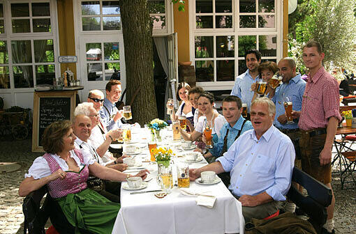 So stellt man sich einen Biergarten-Besuch vor: Eine große und gemütliche Tafel beim Brunnwart.