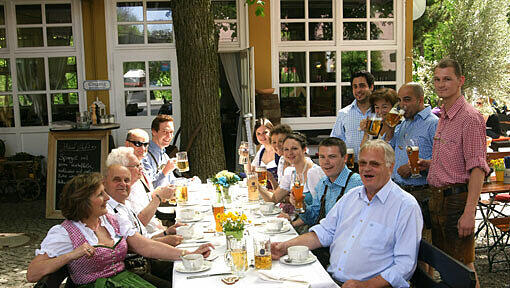 So stellt man sich einen Biergarten-Besuch vor: Eine große und gemütliche Tafel beim Brunnwart. So stellt man sich einen Biergarten-Besuch vor: Eine große und gemütliche Tafel beim Brunnwart.