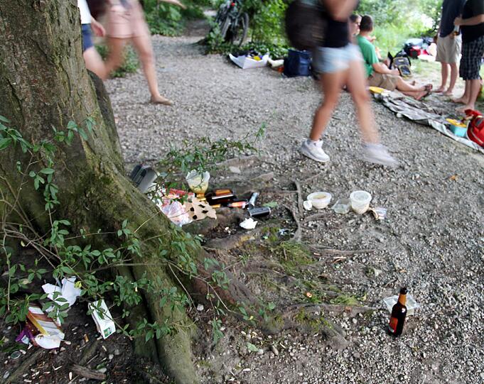 Was vom Tage übrig bleibt: Flaschen, Papier, Dreck. AZ-Fotografin Petra Schramek hat dokumentiert, wie es am Wochenende an der Isar ausgesehen hat.