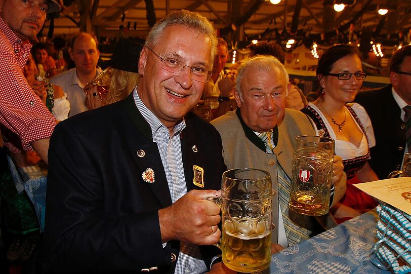 Moment, und dieser Herr? Bayerns Innenminister Joachim Herrmann lässt sich ein Bier schmecken. Tischnachbar und Amtsvorgänger Günther Beckstein kennt ja zum Glück das richtige Maß für die Maß.