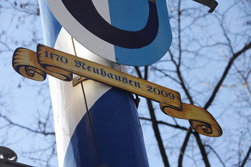 Der Maibaum am Rotkreuzplatz verrät es: Als Landgut des Klosters Schäftlarn wird Neuhausen erstmals im Jahr 1170 erwähnt.