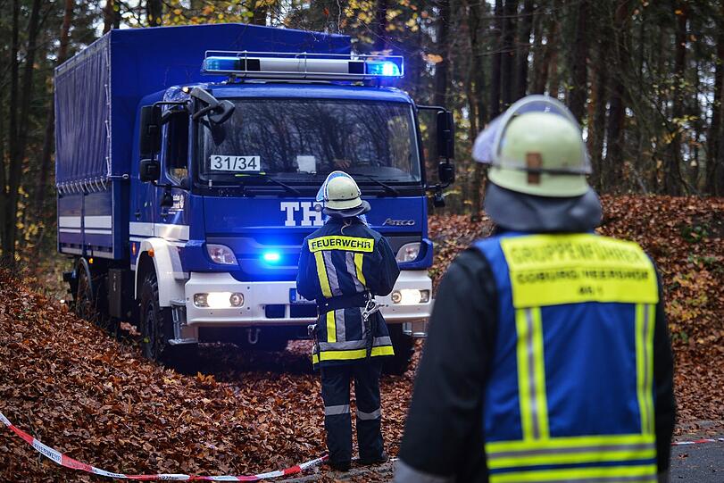 Nähe der Absturzstelle in Cortendorf, einem Stadtteil von Coburg, fährt ein Fahrzeug des Technischen Hilfswerks (THW) ein. Beim Absturz eines zweimotorigen Kleinflugzeugs sind drei Menschen ums Leben gekommen.